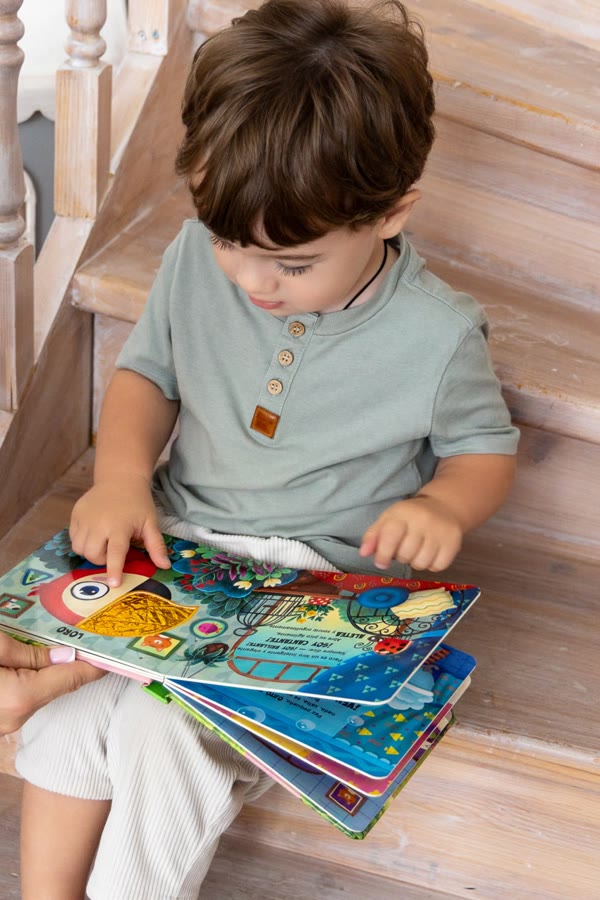 Niño de 36 meses leyendo un libro Alimax